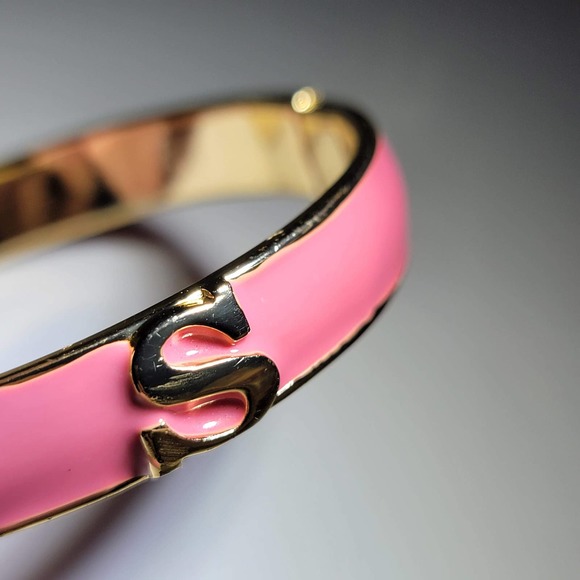 Gold tone and pink clasp bracelet with the initial "S" - Picture 14 of 14